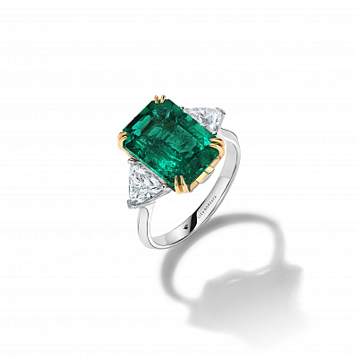 Ring with emerald