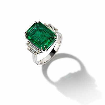 Ring with emerald and step baguettes