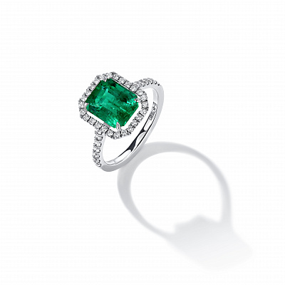 Ring with emerald and diamonds